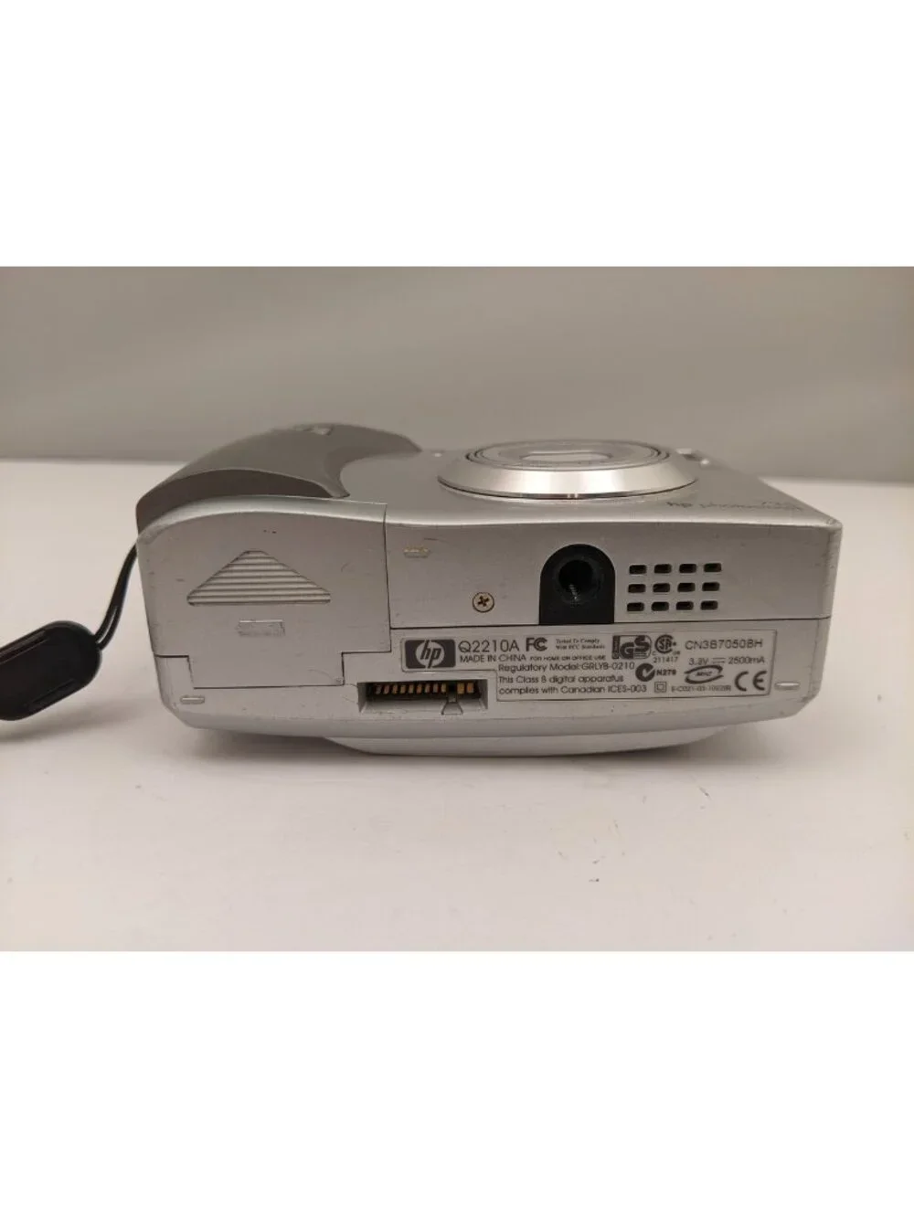 HP 735 PHOTOSMART Digital Camera w/ Wrist Strap | 3.2 MP | Silver | Q2210A USED